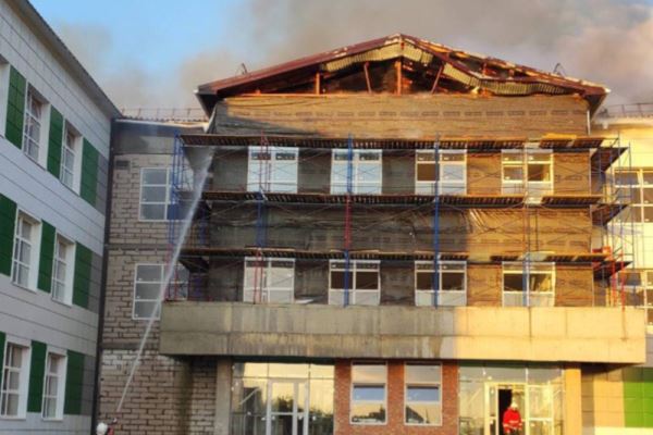 Площадь пожара в школе на Кубани выросла до 2 тысяч квадратных метров
