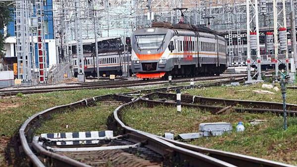 Пассажирам пришлось ломать двери в электричке, остановившейся посреди пути в Орехово
