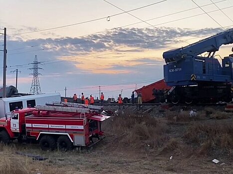 Спасатели завершили спасательные работы на месте схода поезда в Волгоградской области