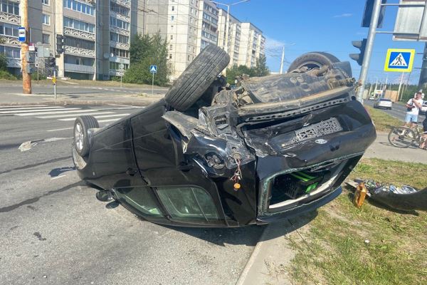 В Петрозаводске иномарка врезалась в остановку и травмировала пассажиров