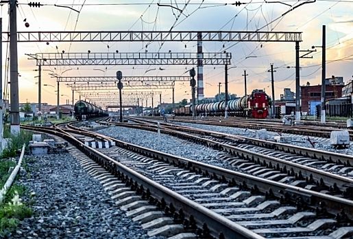 «Переходят пути в наушниках, в капюшоне или с телефоном в руках» - в этом году на железной дороге в Омской ...