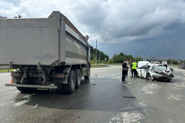 В Первоуральске грузовик врезался в легковушку, пострадали пять человек